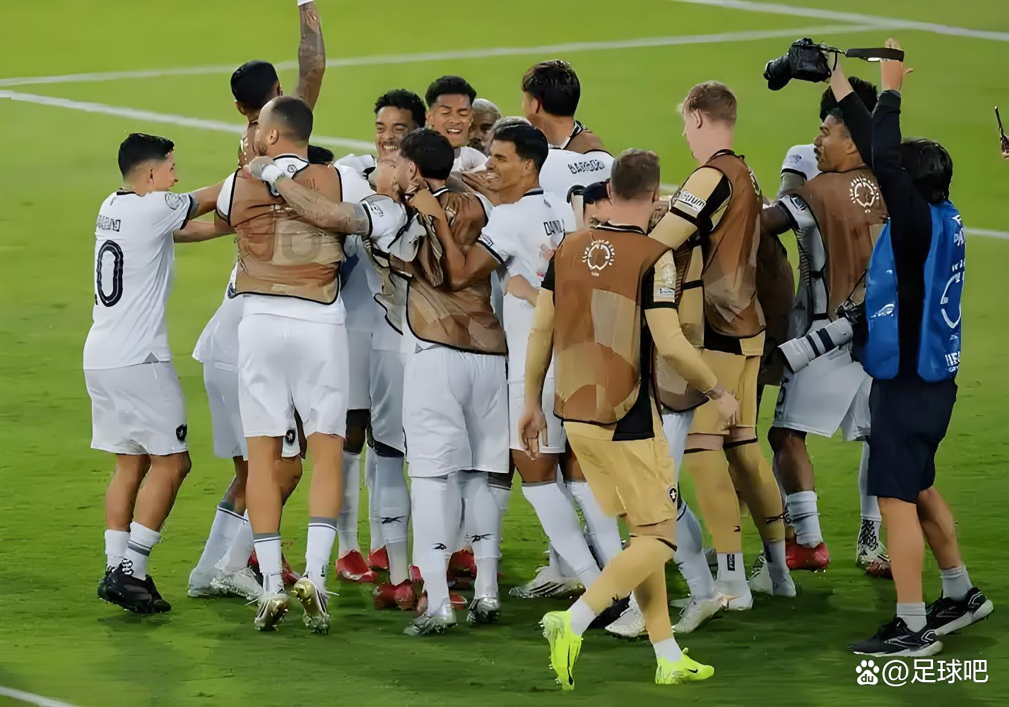 开云APP-国际联赛一触即发，各队备战紧张